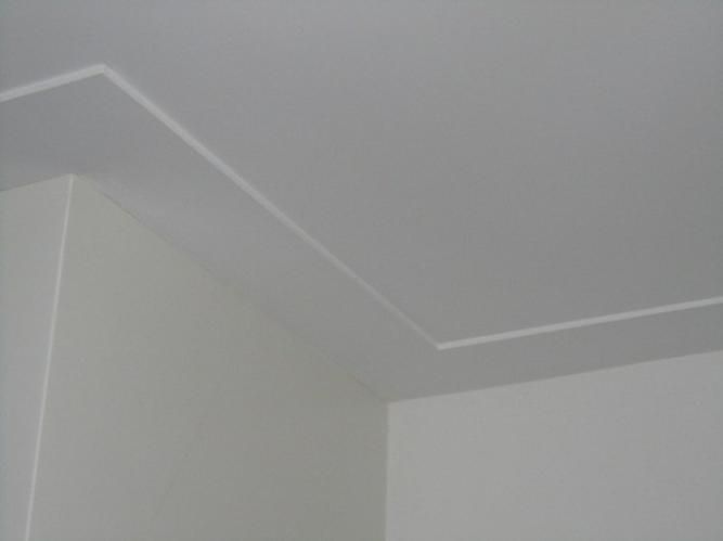 Stucen &amp; Sausen van muren (90 m2) + plafond (60 m2) + maken sierpli