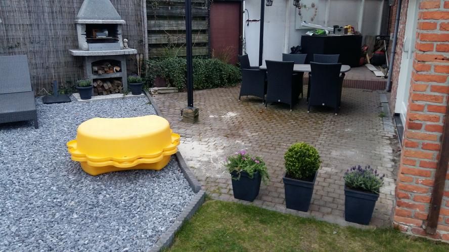 Bestrating deels tuin met grote tegels. Werkspot