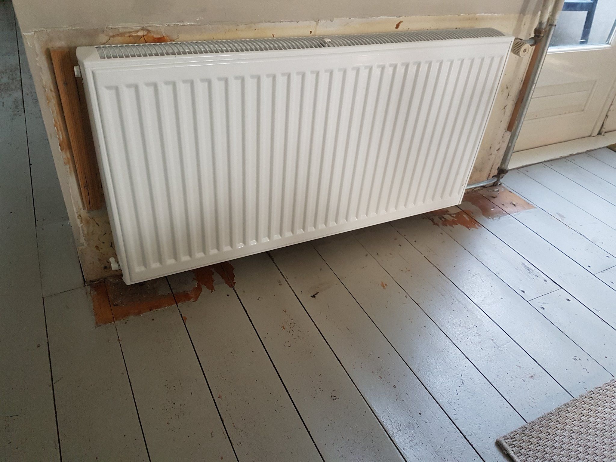 Vervangen houten vloer &amp; plaatsen ombouw radiator Werkspot