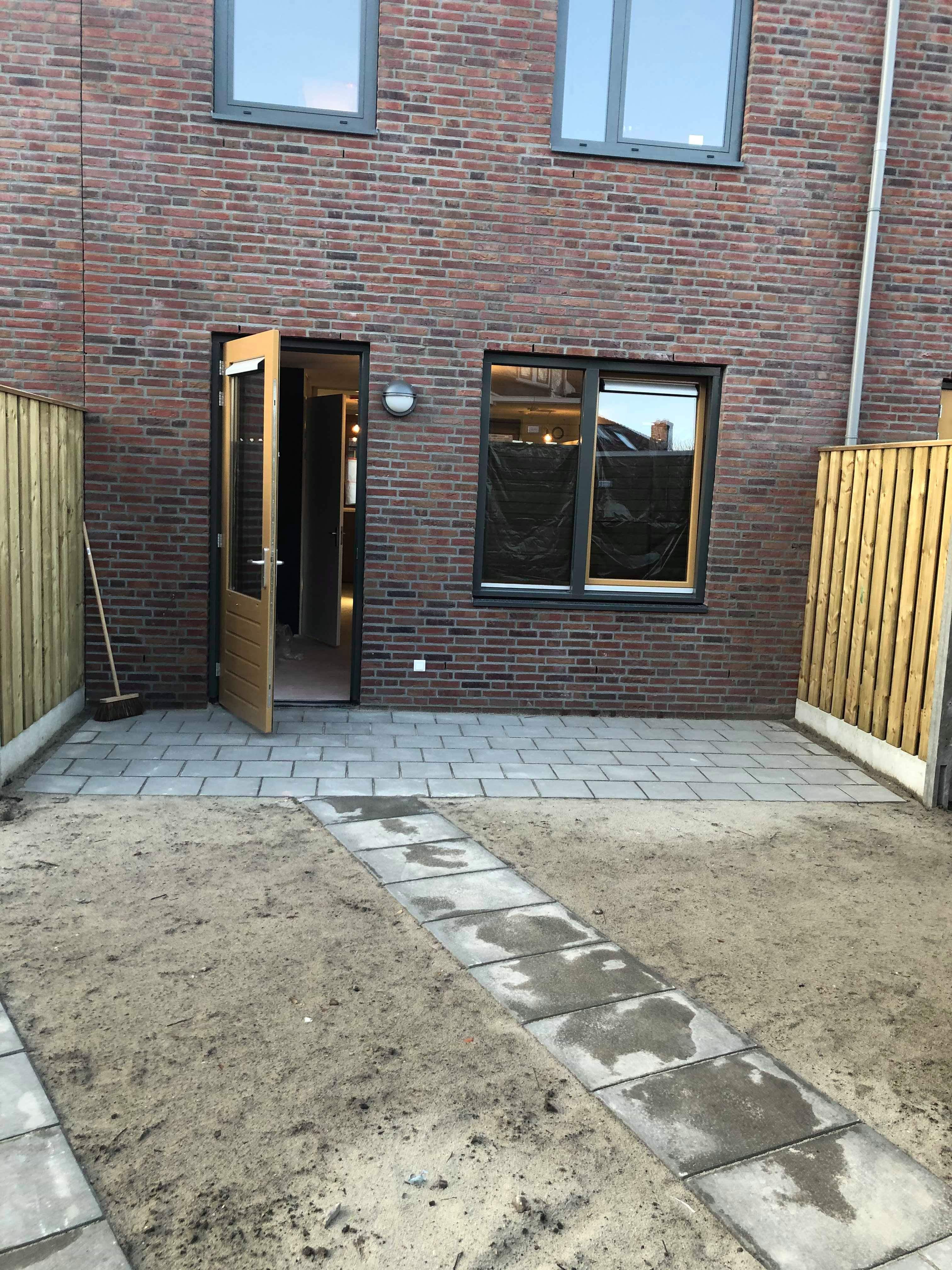 Bestrating 30 m2; Tuin of Patio; In overleg, Hout, Tegels Werkspot