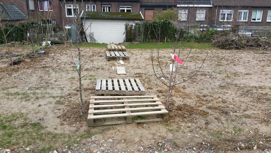 frezen van tuin (met maaszand, kalk en meststoffen). Oppervlakte 10