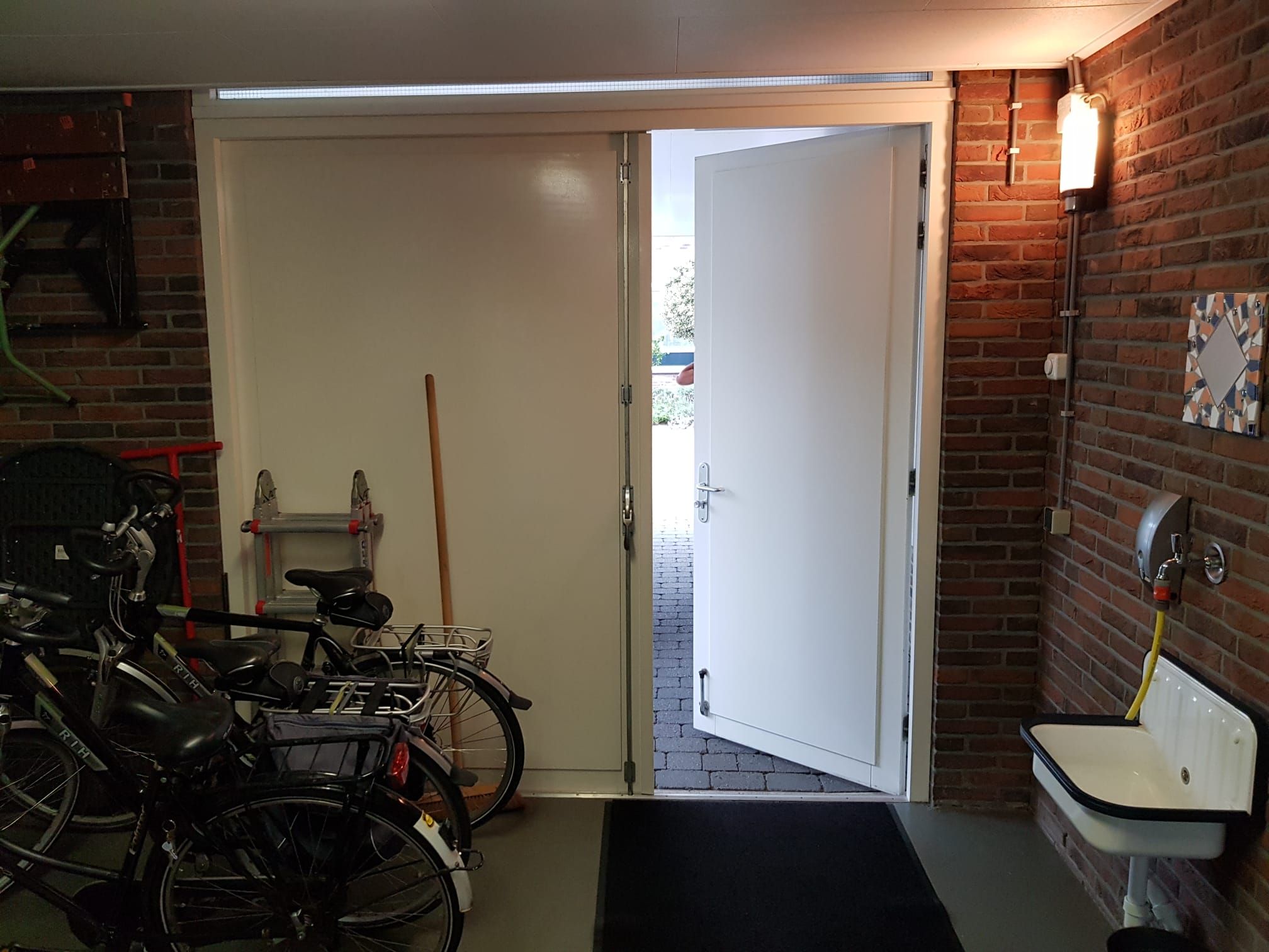 Garage Deur Maken En Plaatsen Met Isolatie Werkspot