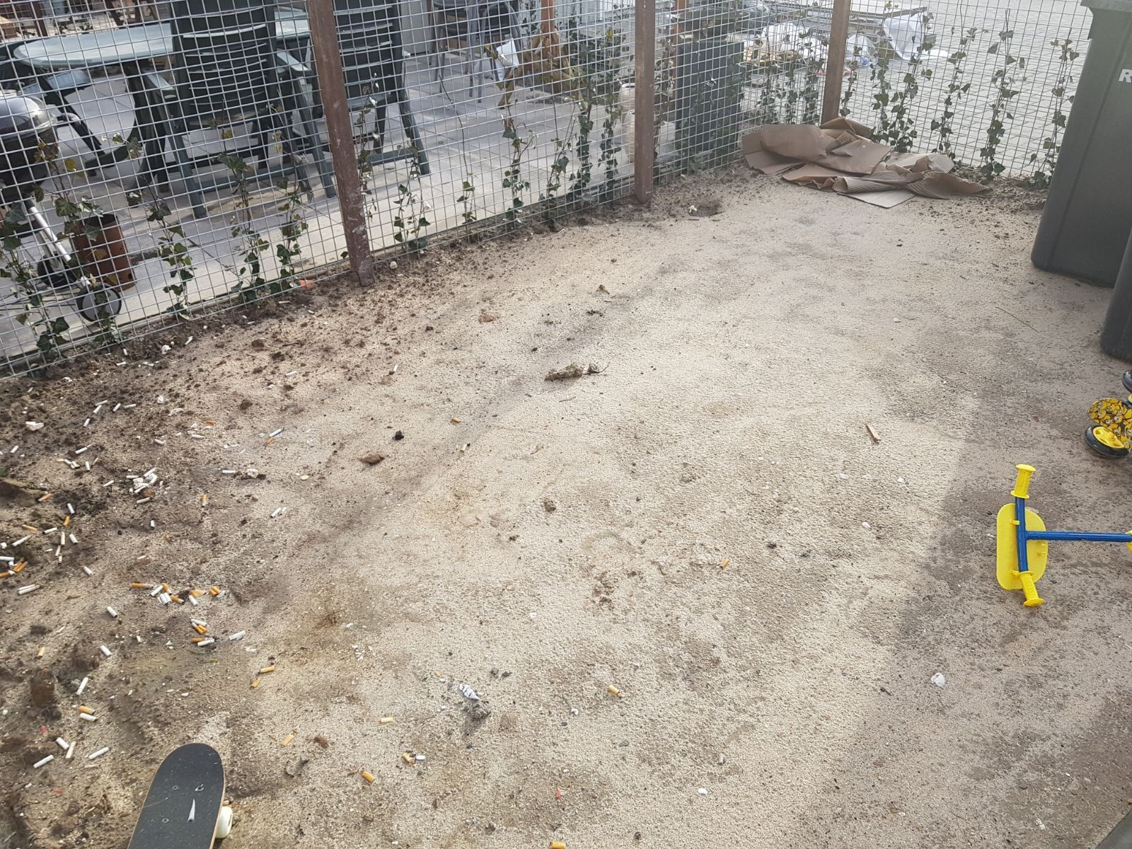 Tuin uitgraven en aanvullen met wit zand en bestraten Werkspot