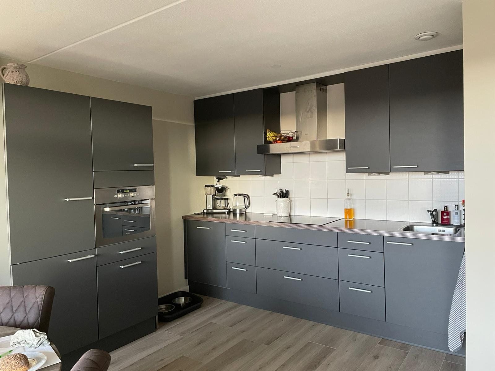 Keuken renovatie keukenkastjes spuiten Werkspot