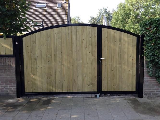 Maken en plaatsen van houten poort met metalen frame in RAL kleur