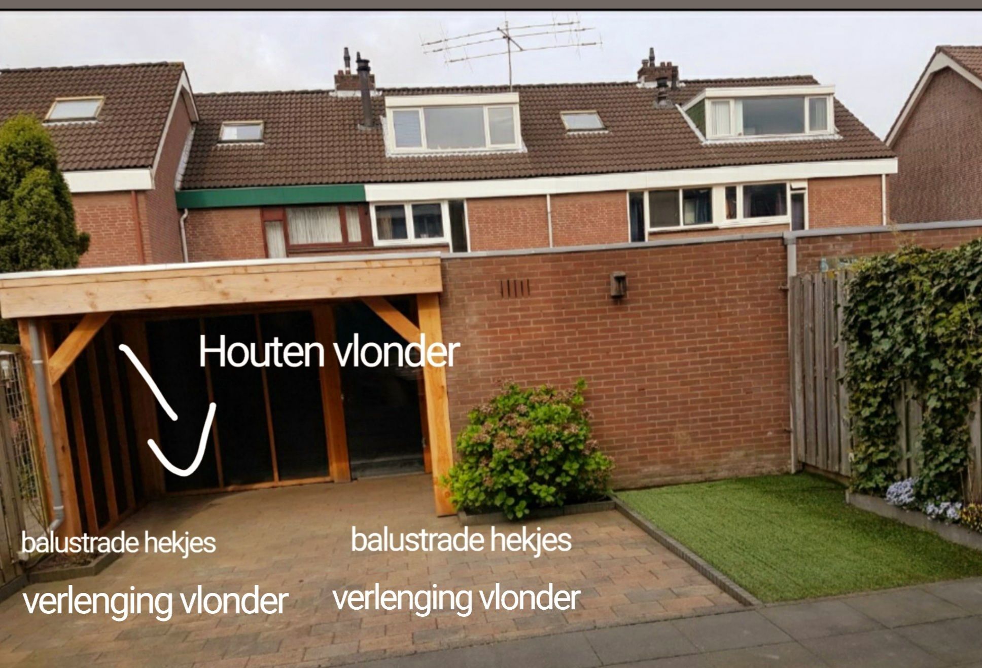 Houten vlonder laten plaatsen met balustrade hekjes Werkspot