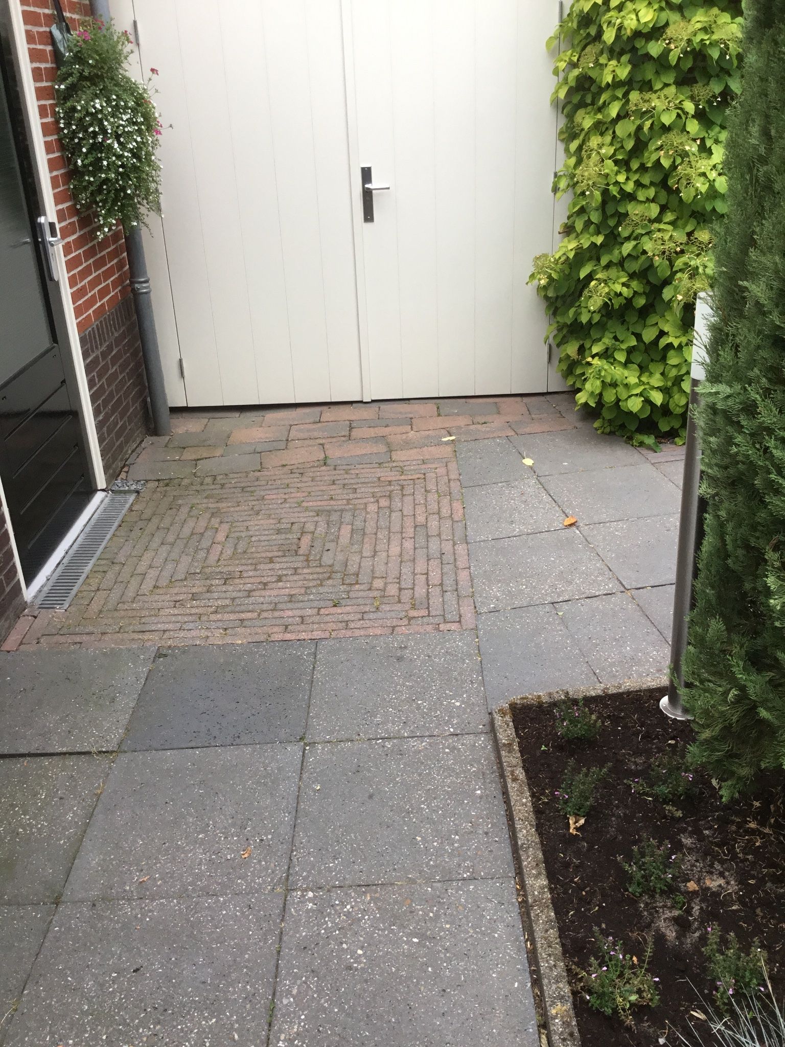 Tuin opnieuw bestraten met nieuwe tegels Werkspot