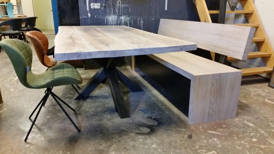 Eiken robuuste eettafel en (klep)bank. Tafel 80CMx260CM met stalen