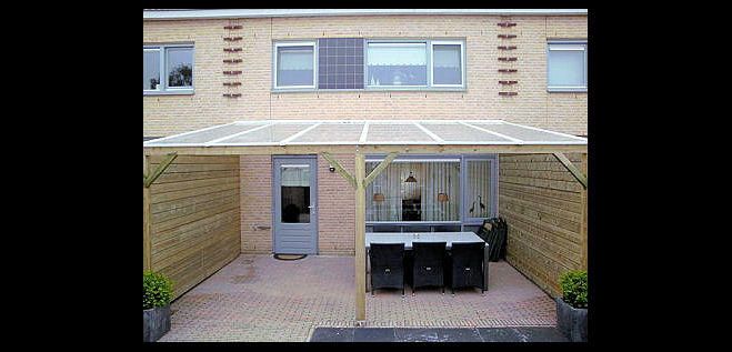 Zijwand van een aluminium overkapping dichtmaken met hout Werkspot