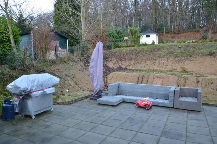 hoogte verschil tuin opvangen en hierin een tuinpad/trap aanleggen