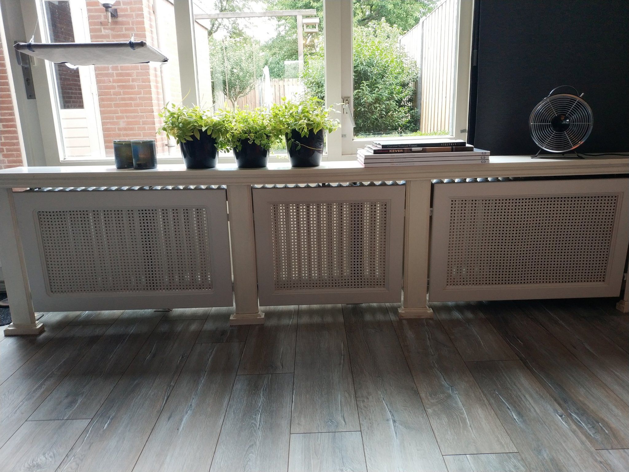 Lekkende radiator in woonkamer Werkspot