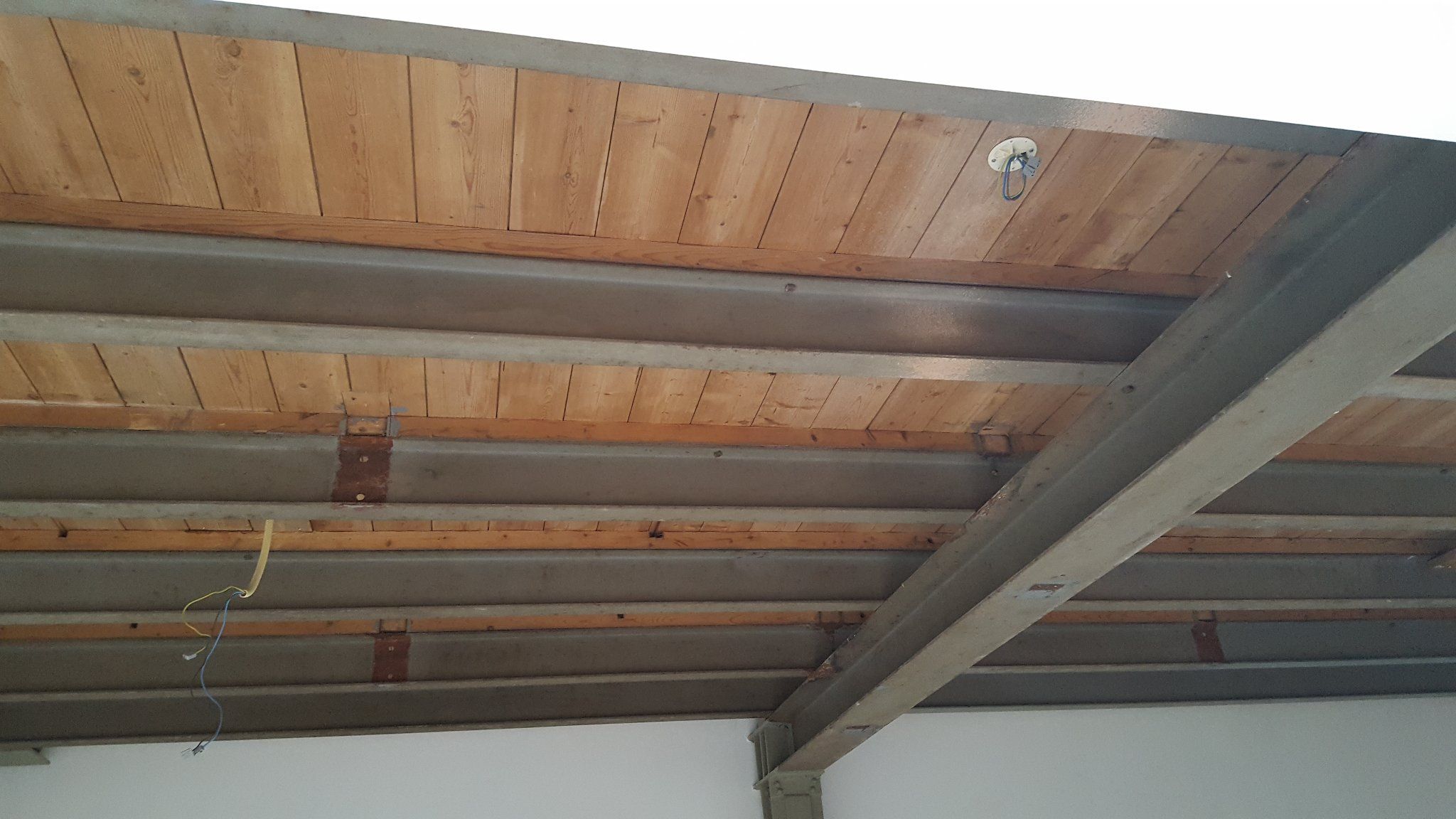 Reinigen houten plafond en stalen balken Werkspot