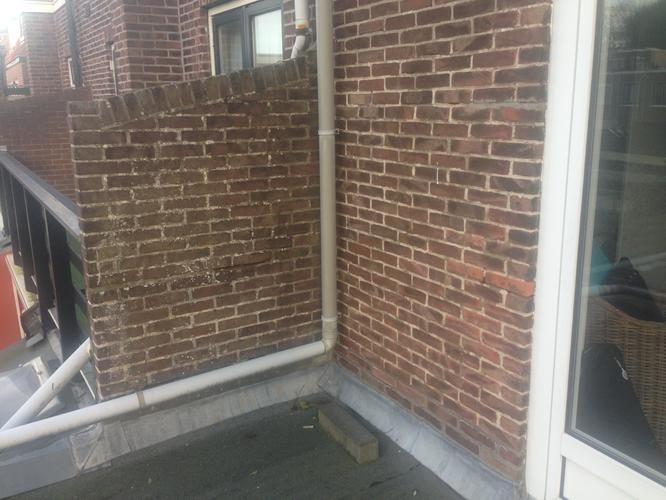 Muur boven uitbouw reinigen, opnieuw voegen en impregneren Werkspot