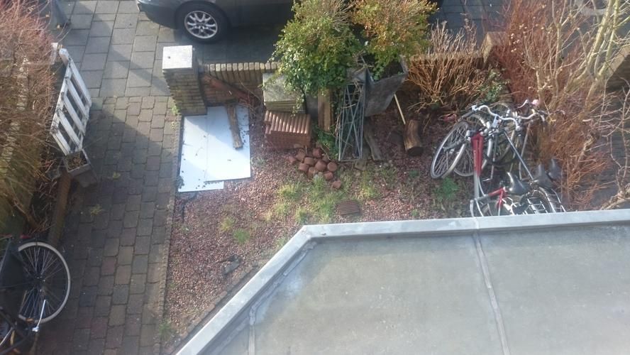 plaatse fietsenstalling en herbestraten tuin Werkspot