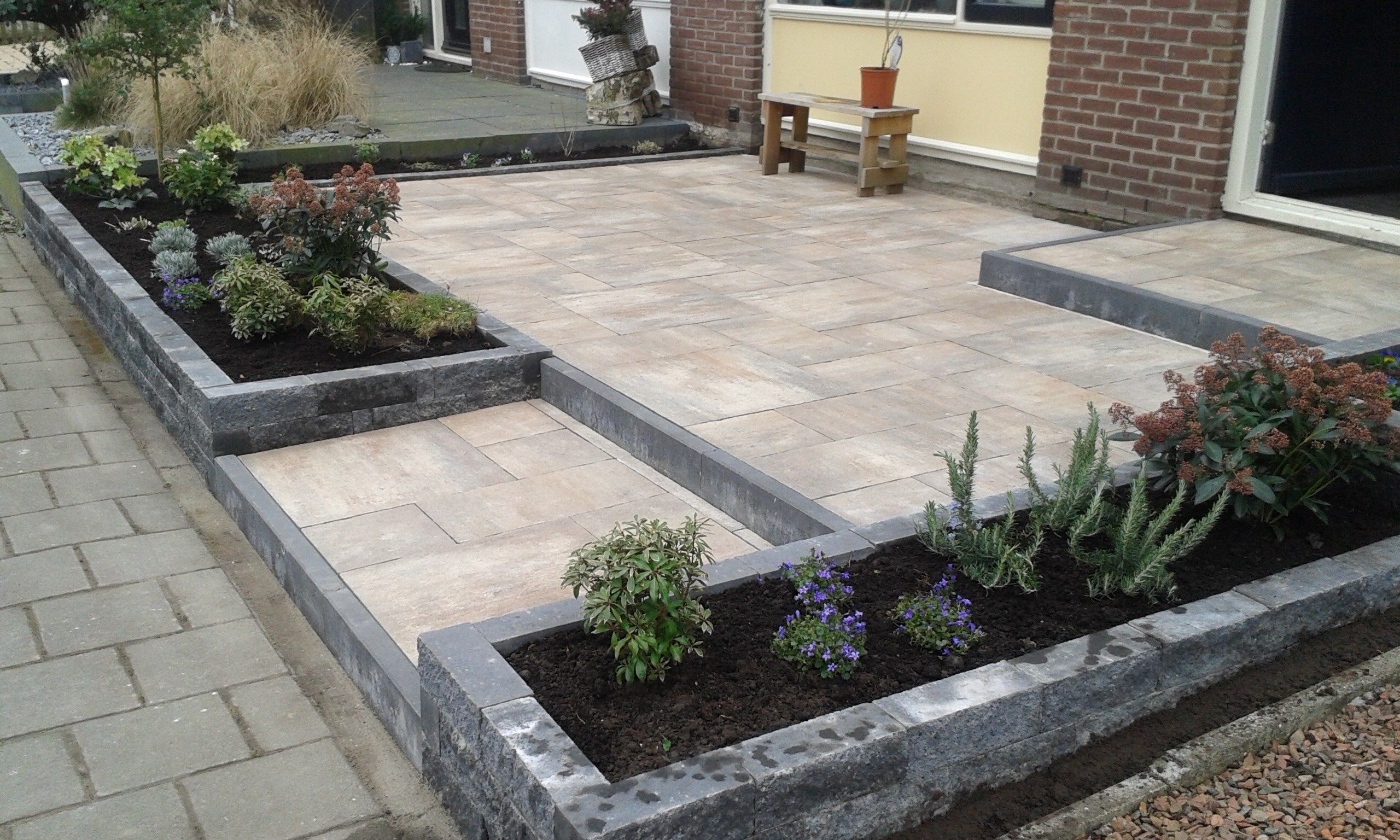 Bestrating: 19 m2; Tuin of Patio; Tegels - Werkspot