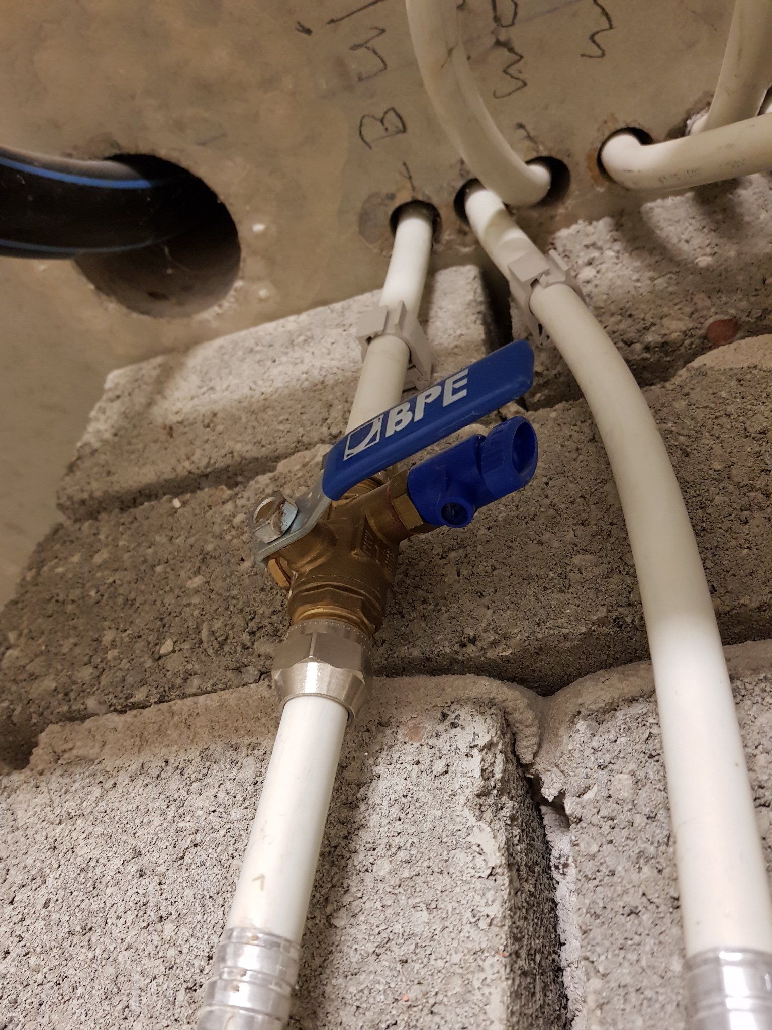 Twee buitenkranen installeren op flexibele waterleiding Werkspot