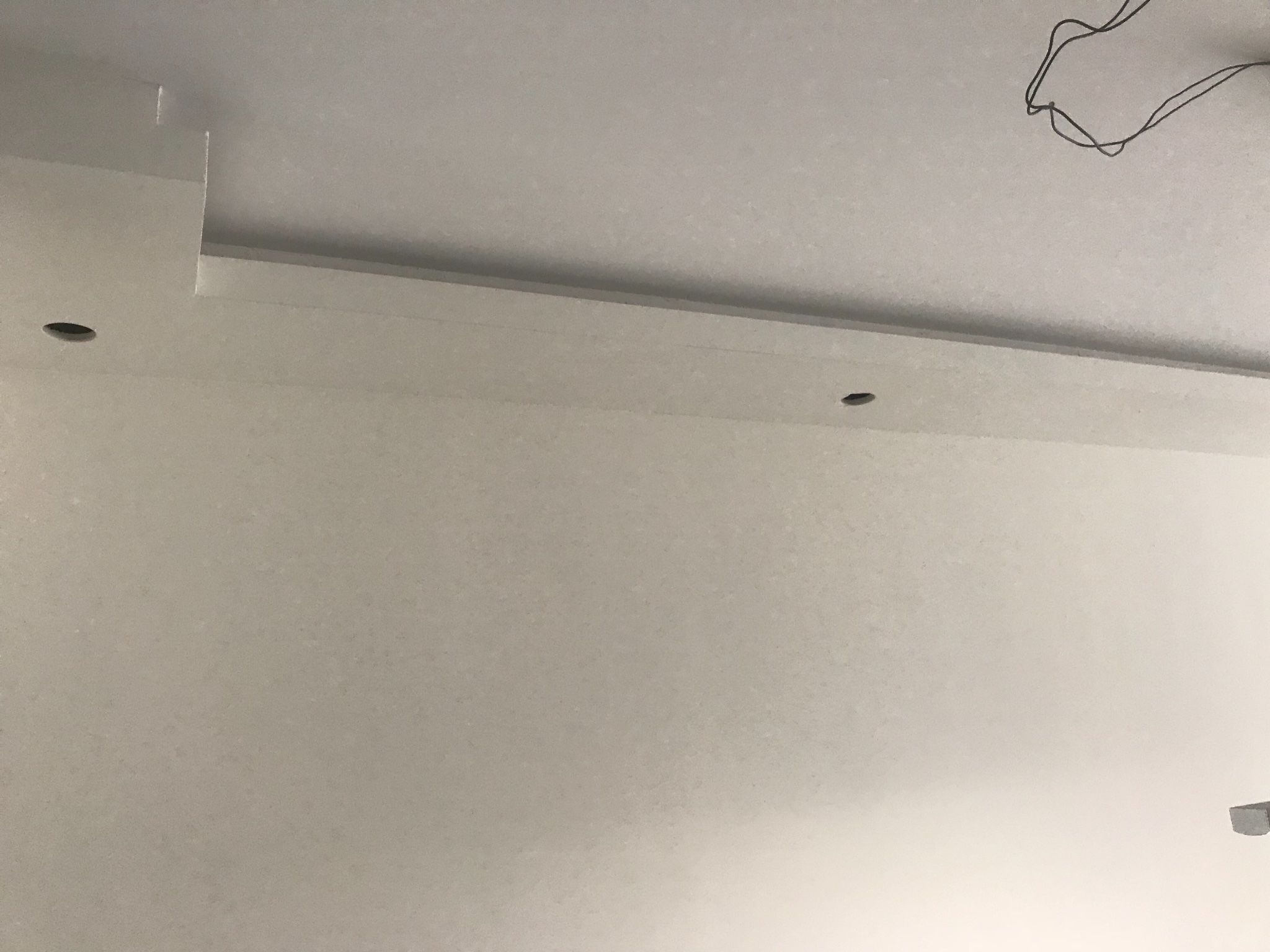 Sleuf frezen plafond En inbouwspotjes in koof installeren Werkspot