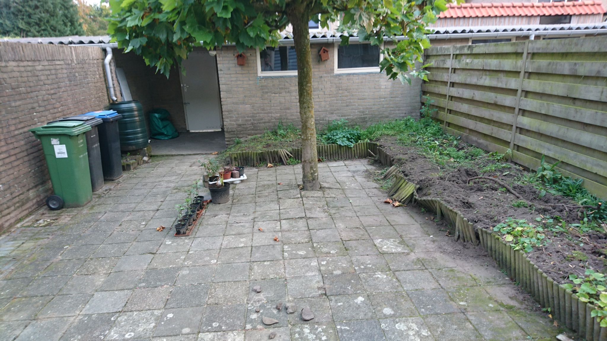 Tuin opnieuw tegelen en border metselen Werkspot