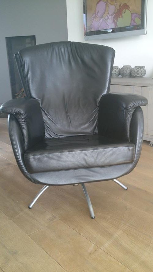 Fauteuil opnieuw stofferen! Van leer naar donker grijze weefstof me