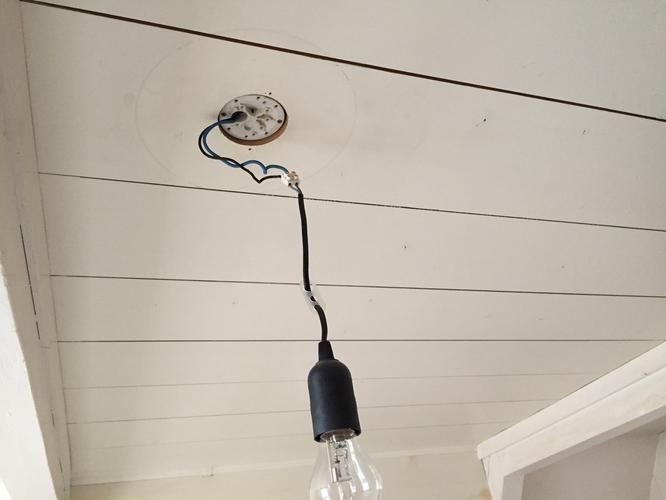 Lamp op hangen, aansluiting op plafond max 30 cm verplaatsen, gat n