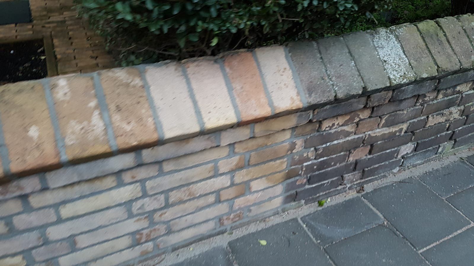 Herstellen en voegen stenen muur Werkspot