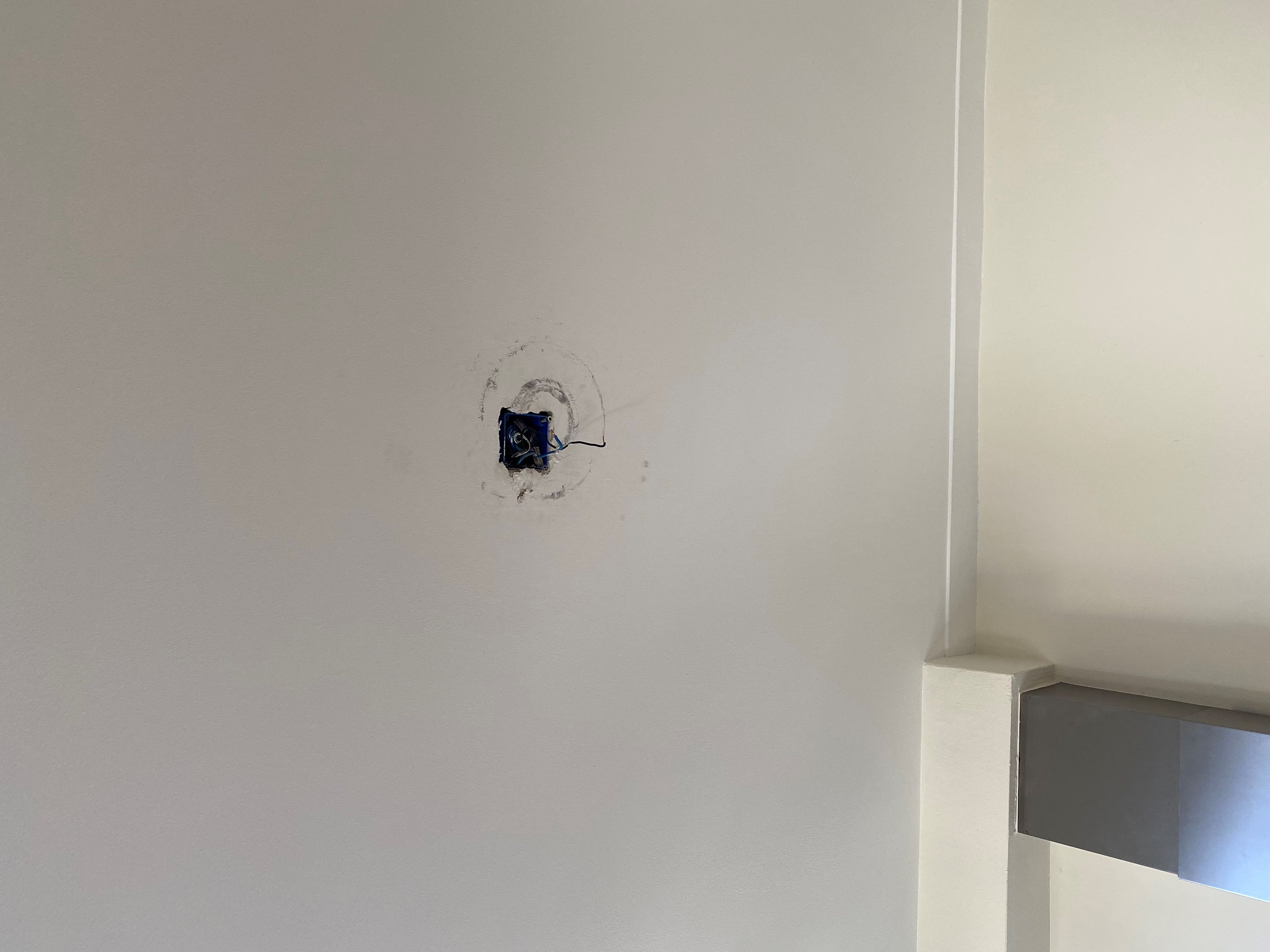 Gat in plafond (gedeeltelijk) dichten + Lamp ophangen Werkspot