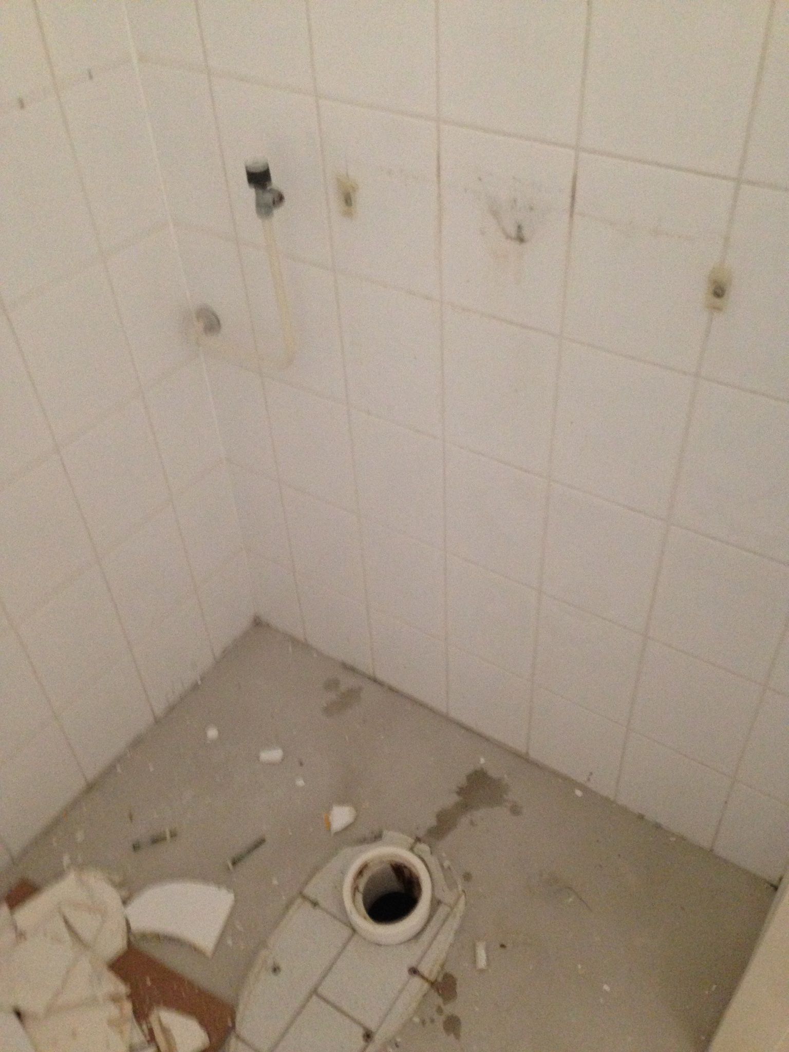 Inbouwtoilet plaatsen + afvoer wasbak in de muur Werkspot