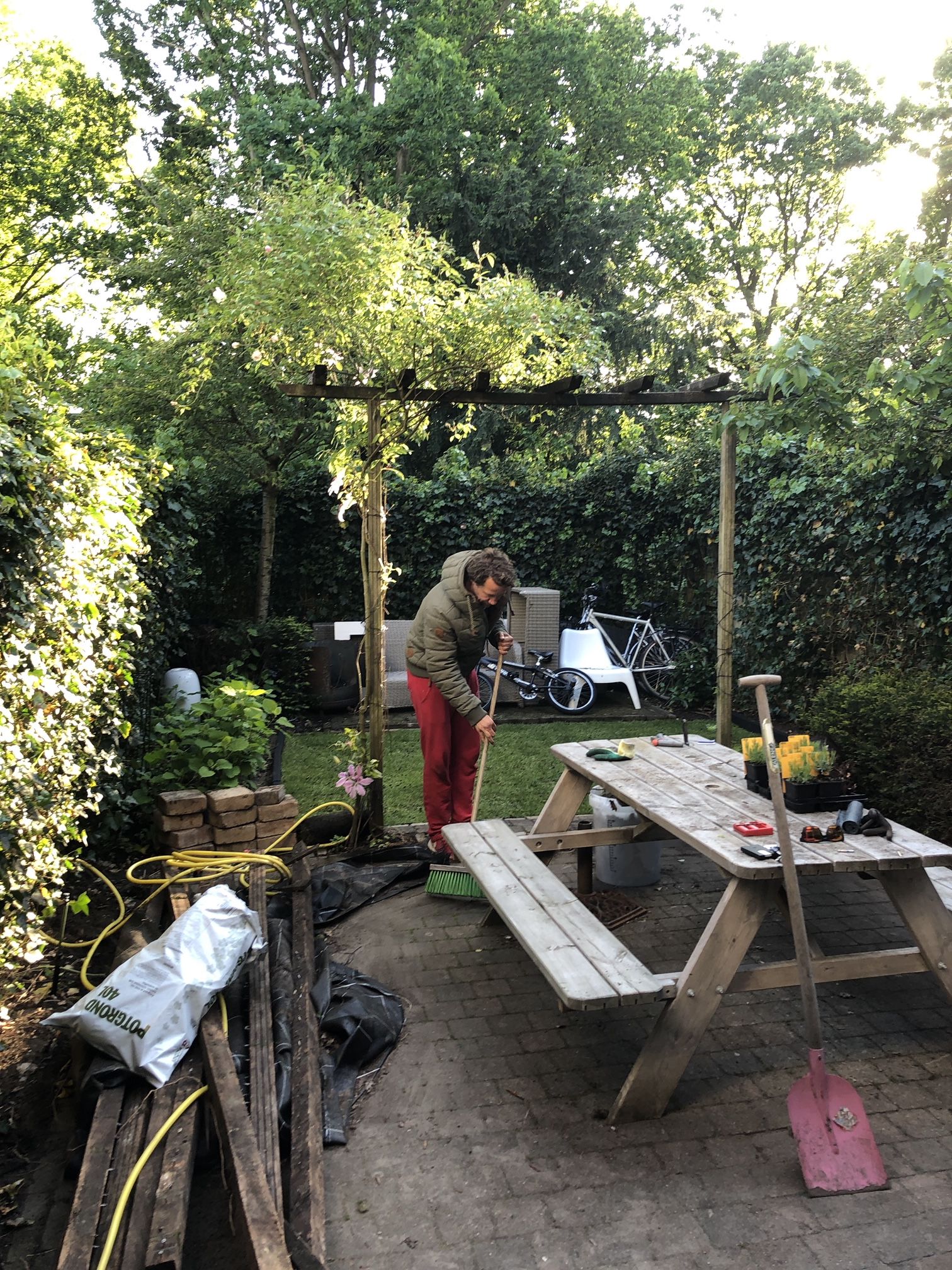 Constructie Tuinhuis, Met berging en overkapping; Achter in de tuin