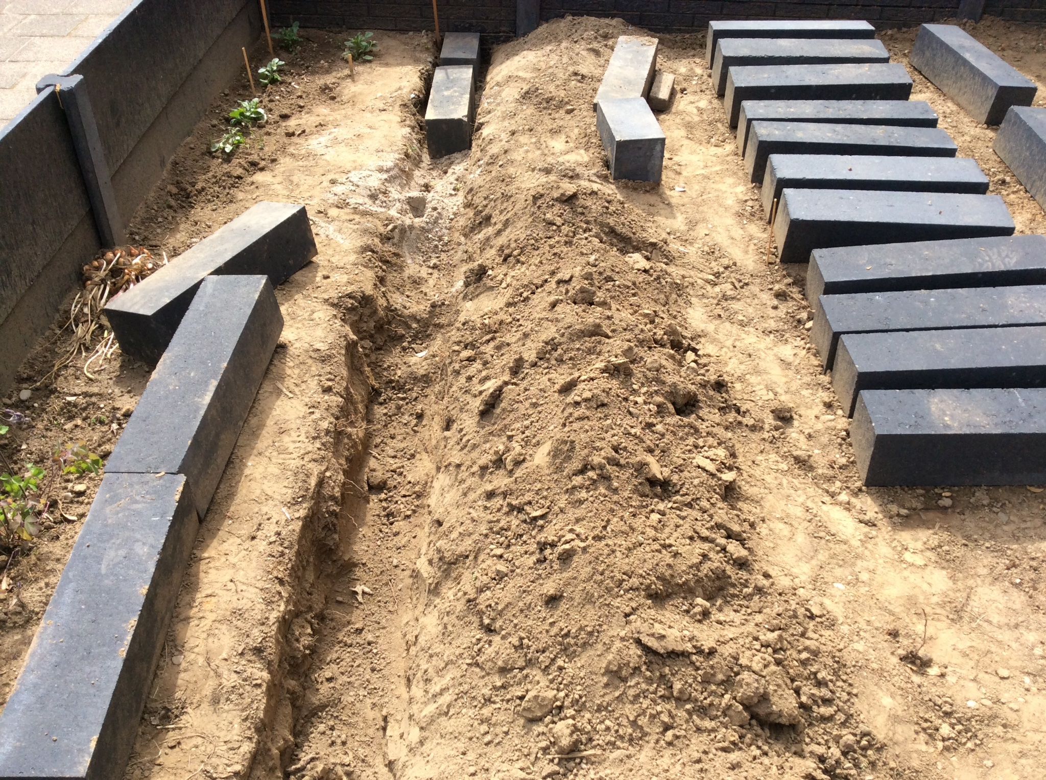 Betonnen bielzen leggen in tuin Werkspot