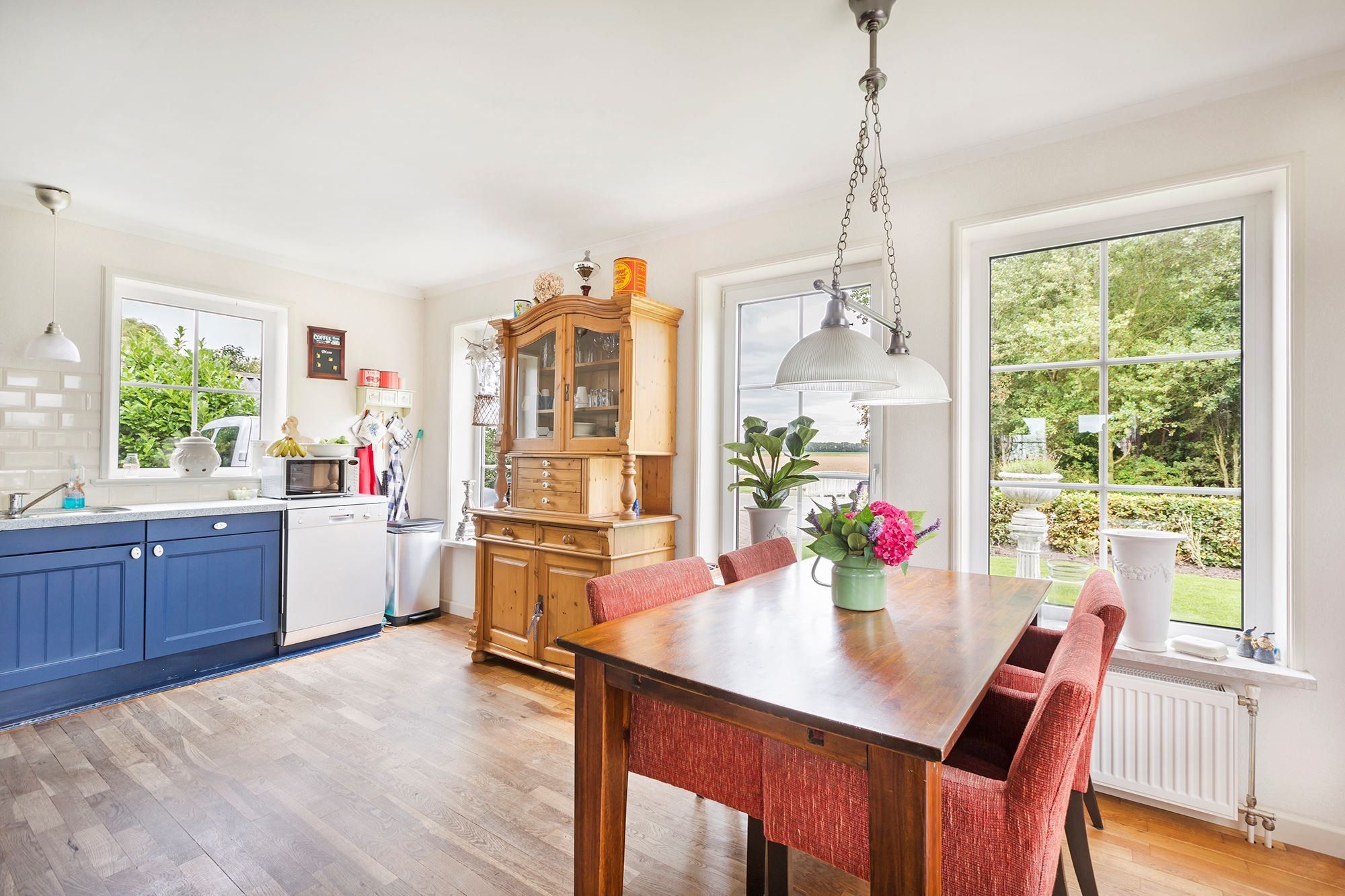 Muren en plafonds spacken woonkamer, keuken en hal. Werkspot