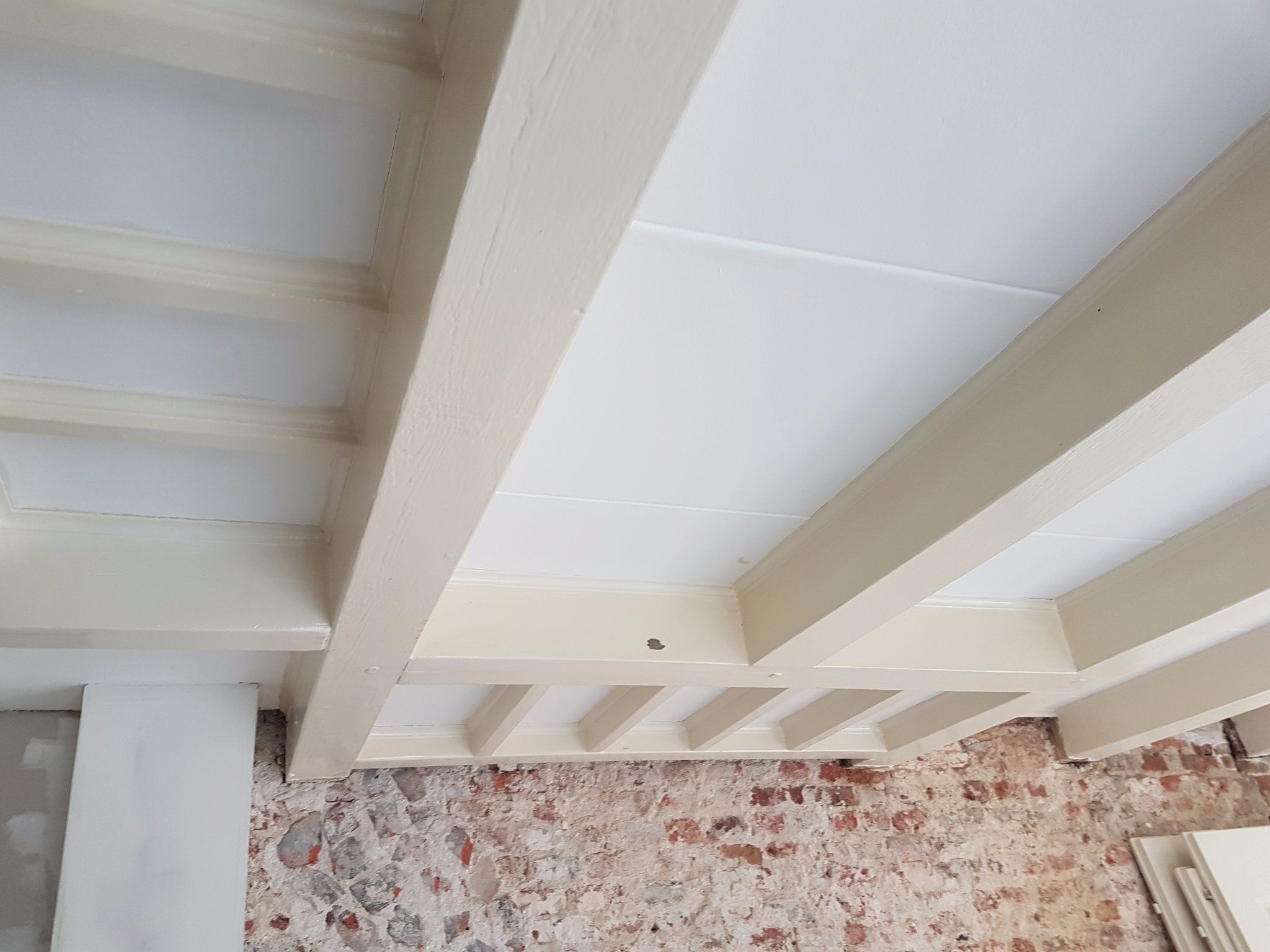 Stralen van houten balken plafond Werkspot