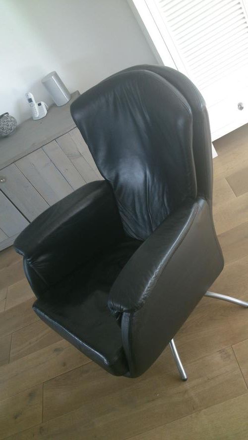 Fauteuil opnieuw stofferen! Van leer naar donker grijze weefstof me