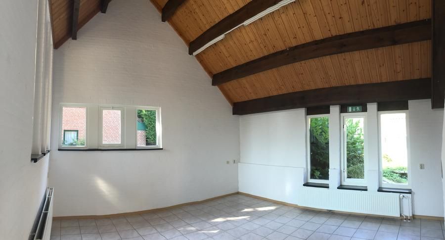 Plafond lambrisering schilderen. De nok is 5 meter hoog. Plafond lo ...