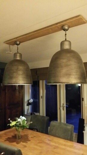 Absoluut Bachelor opleiding Proberen Twee hanglampen aan houten plank boven eettafel - Werkspot