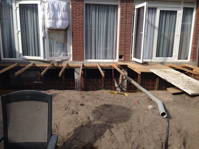 Bekisting maken en storten betonnen muur van kelder in de tuin Werkspot