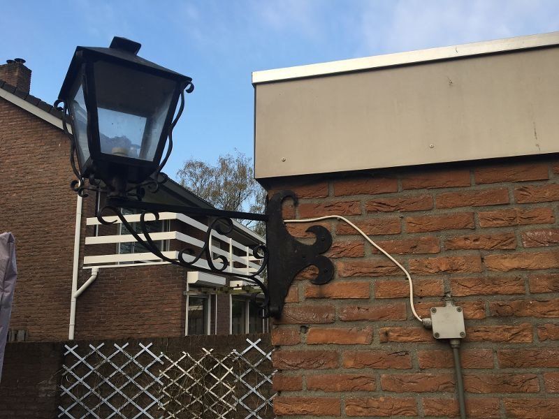 Buitenlamp bij voordeur vervangen, nieuwe lamp beschikbaar Werkspot