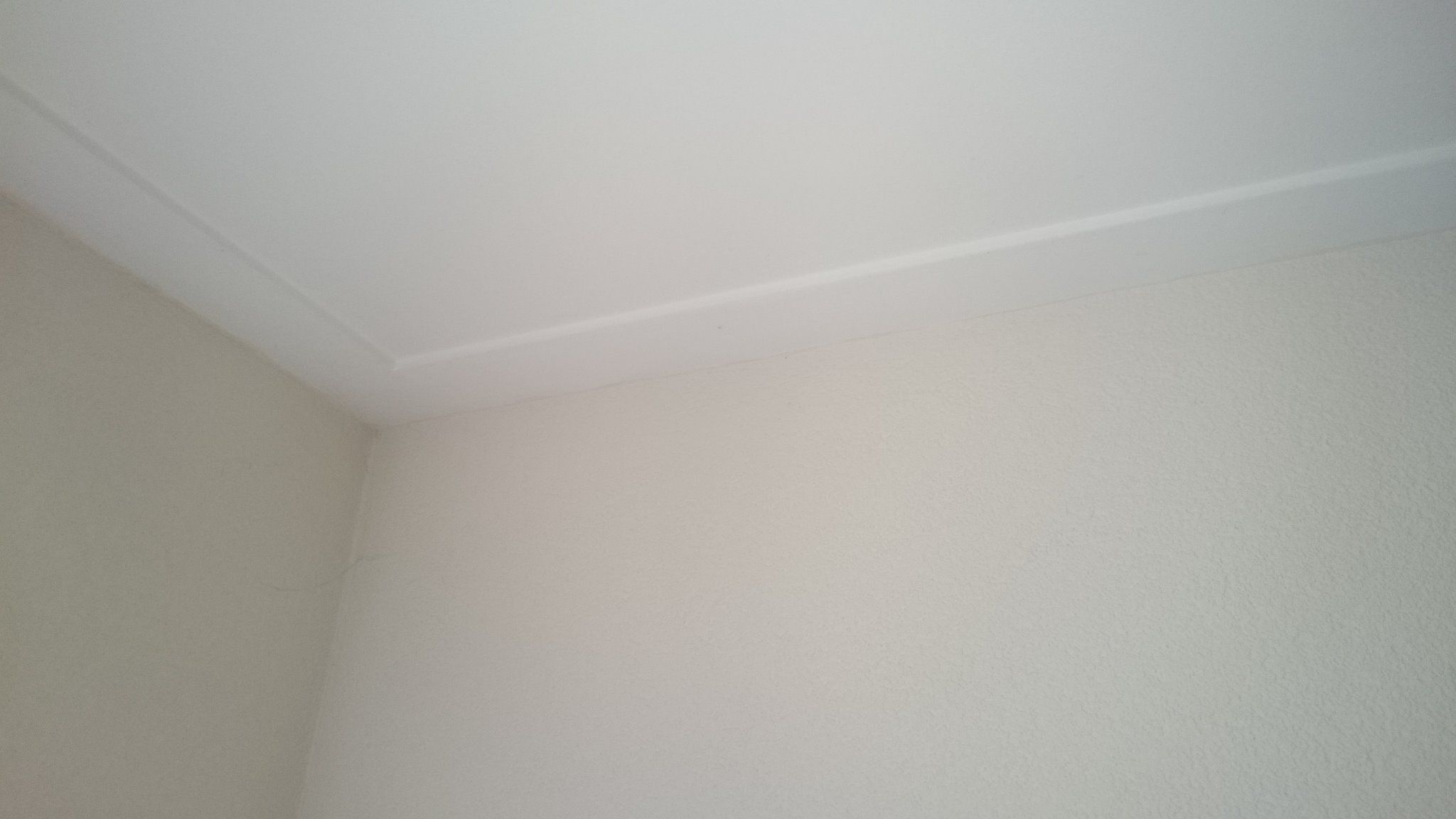 Muren en plafond van woonkamer schilderen (spuiten), ca 125M2 Werkspot