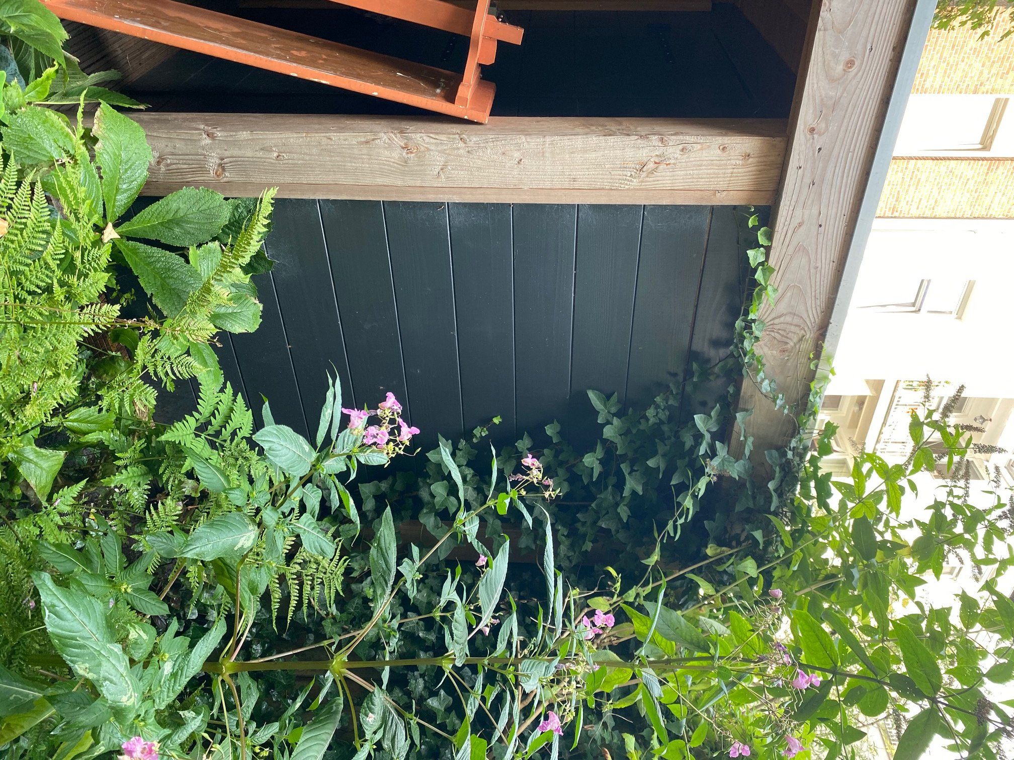 Constructie Tuinhuis, Met berging en overkapping; Achter in de tuin