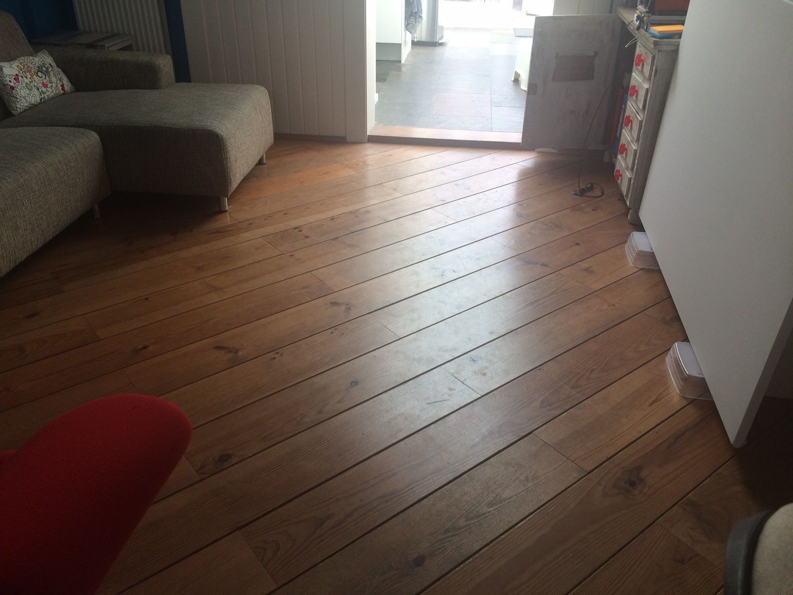 Schuren, whitewashen houten vloer 24 m2, plaatsen nieuwe plinten Werkspot