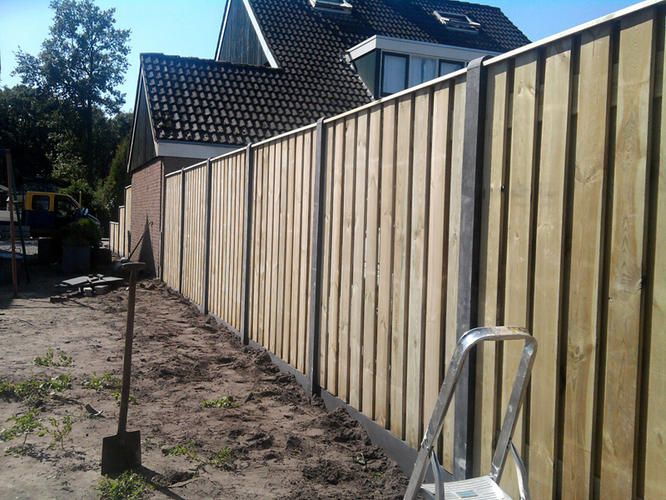 Hout/beton schutting plaatsen 2 x 8 mtr (inclusief aan 1 zijde een