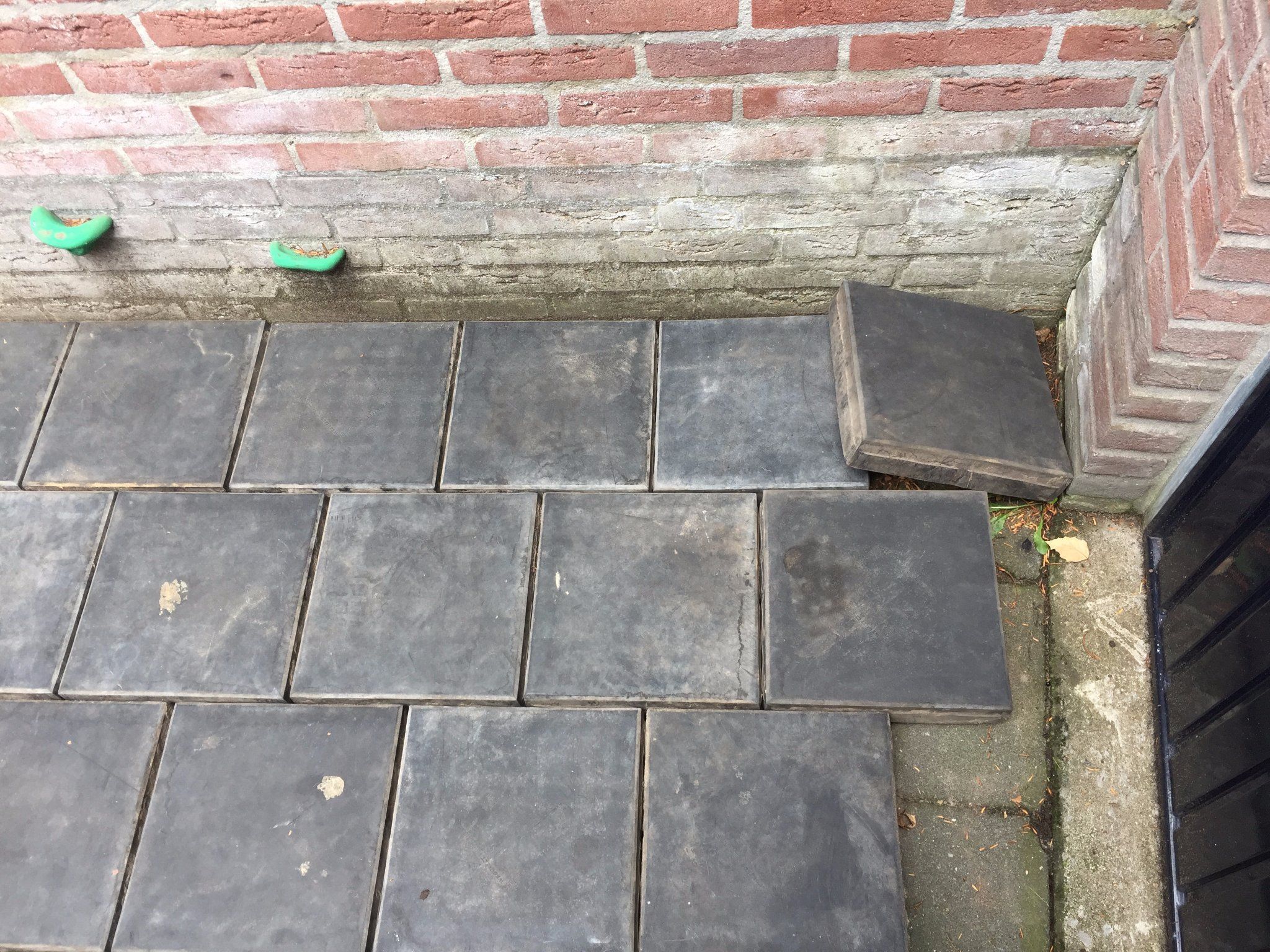 Rubberen stoeptegels ter vervanging van bestaande tegels in tuin - Werkspot