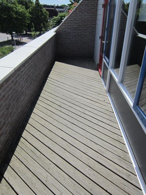 Houten terras van vlonderplanken op balkon maken. Werkspot