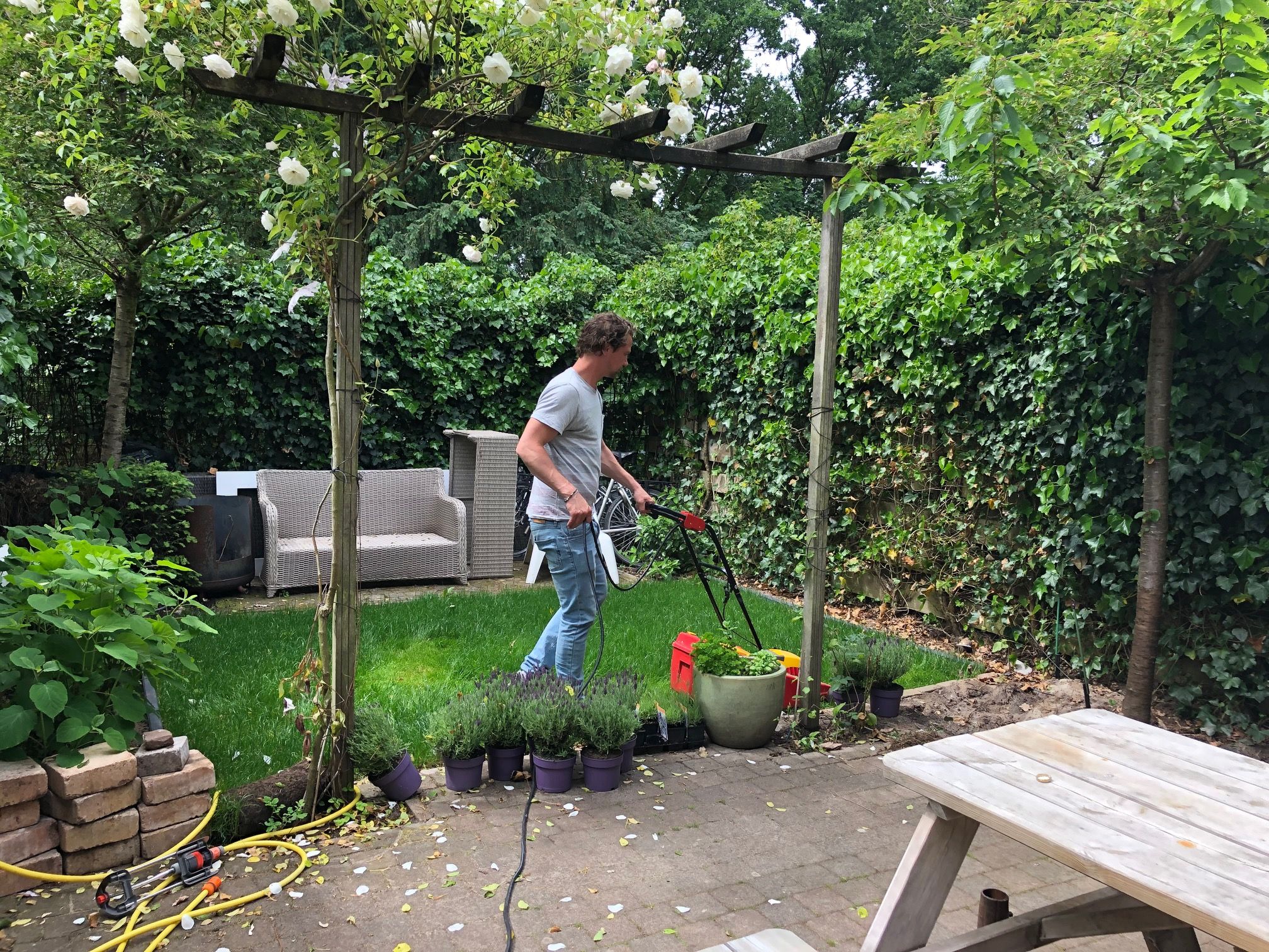 Constructie Tuinhuis, Met berging en overkapping; Achter in de tuin