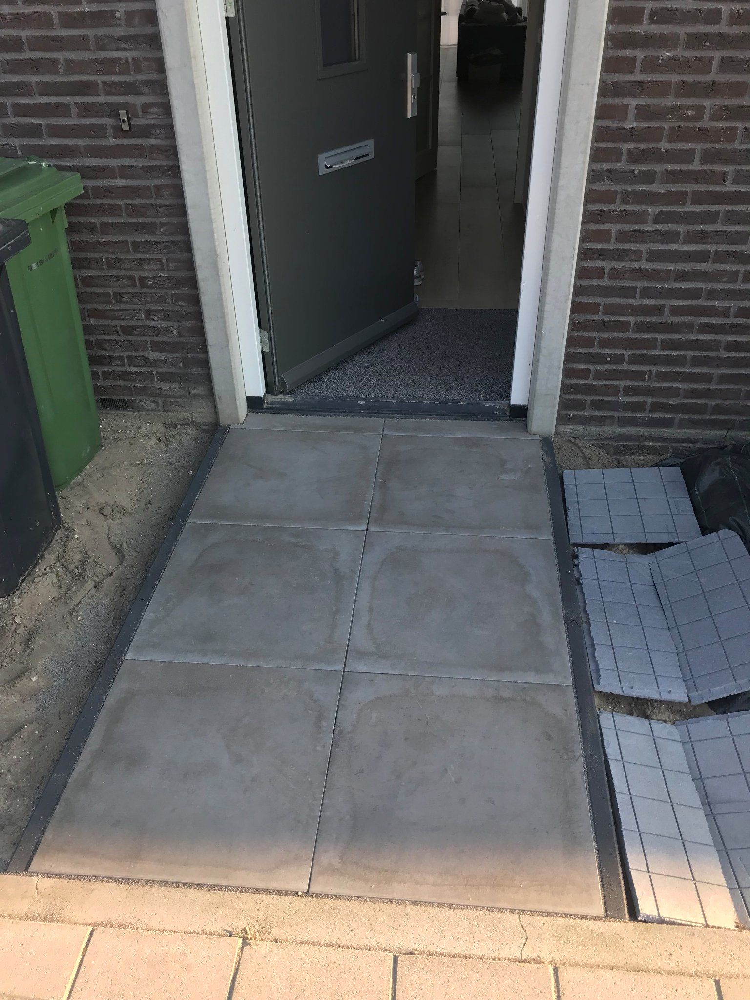 Tuin bestraten (+/ 47m2) keramische tegels (60x60) op Oxxobase platen