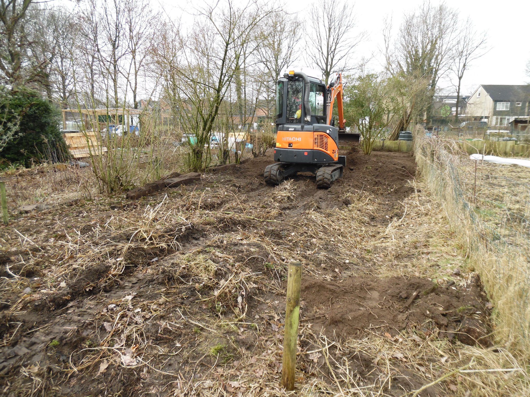 omspitten en egaliseren tuin met minigraver Werkspot