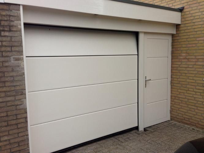 Leveren + plaatsen van sectionaal garagedeur met een houten loopdeu