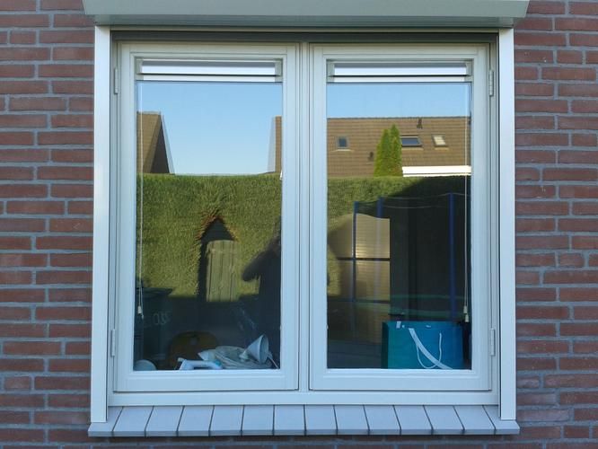 Vervangen kapot/lek dubbel glas in houten kozijnen op begane grond