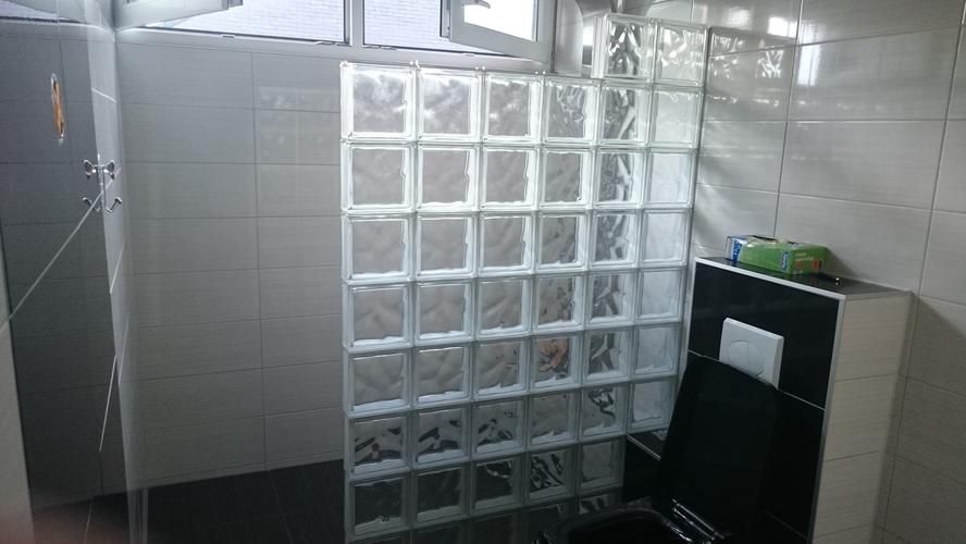 Opgetild Druipend top Metselen van muurtje met glasblokken als douche wand - Werkspot