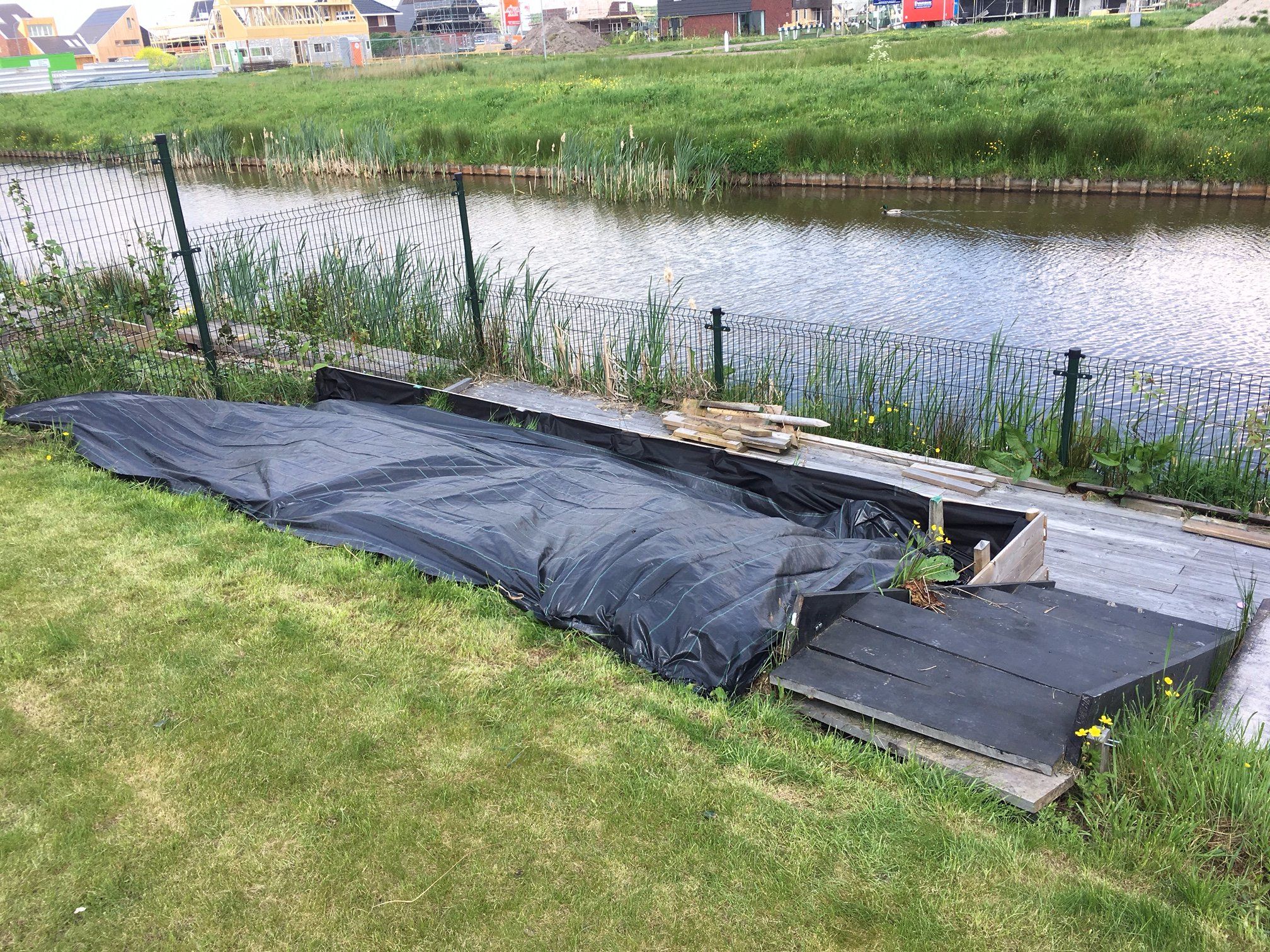 Egaliseren schuin stuk tuin en voorzien van doek en beplanting. Werkspot