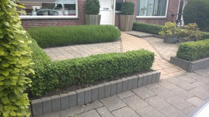 Voortuin bestraten plus borders voor planten Werkspot